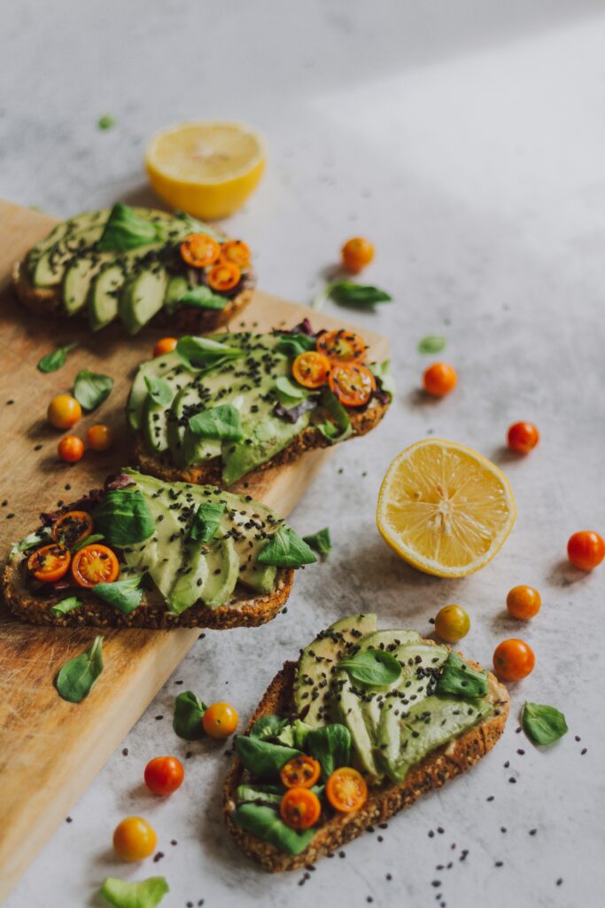 Avocado mit Tomate auf Toast
