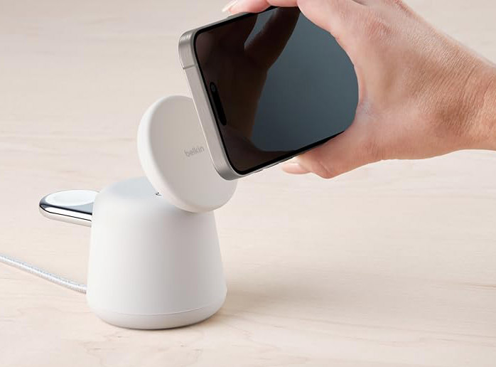 Handy auf Lade-Pod von Belkin