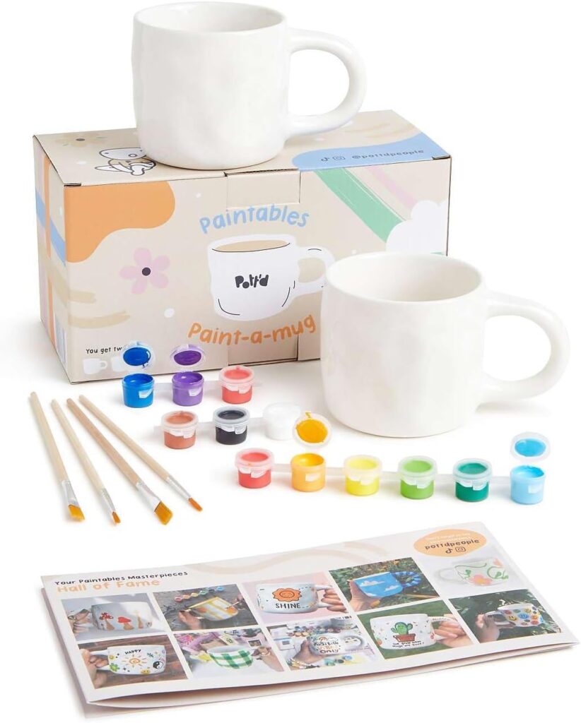 Töpferset mit Tassen und Farben