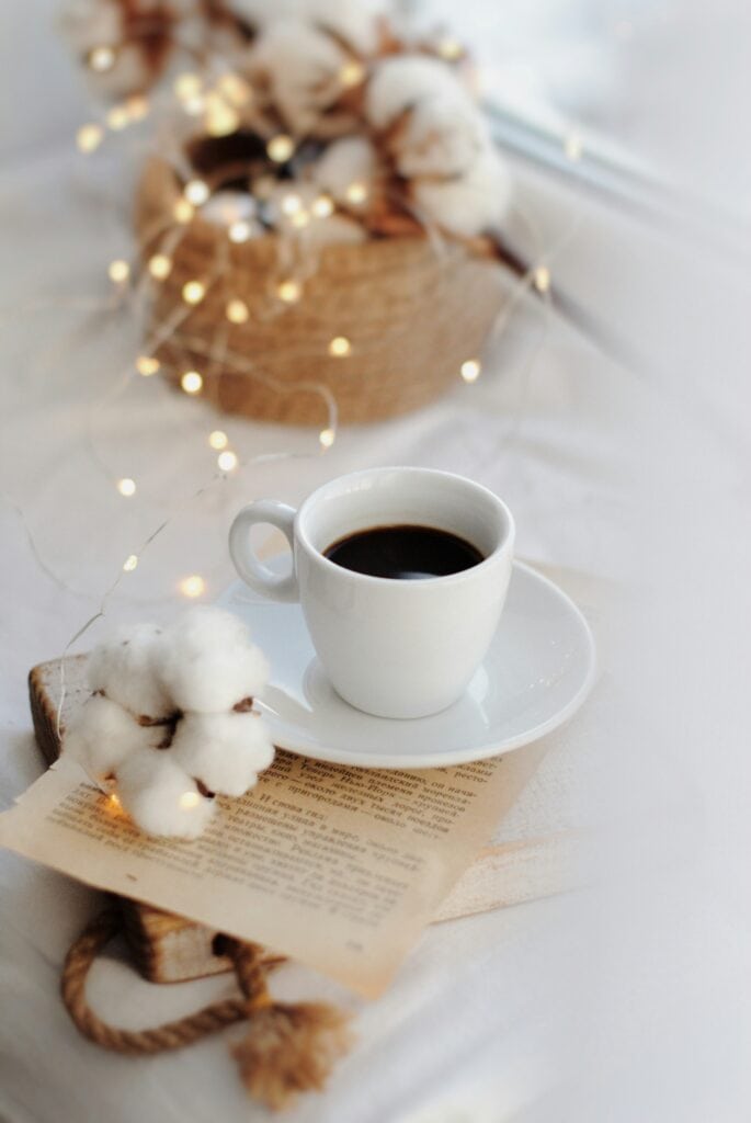 Teetasse und Lichter