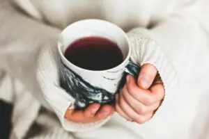 Frau hält eine Tasse mit Tee